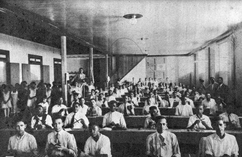 Obreros en la fabrica Penate foto tomada del Diario de la Marina La Flama de Cuba